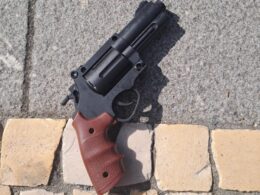 Revólver caído no passeio assusta em braga