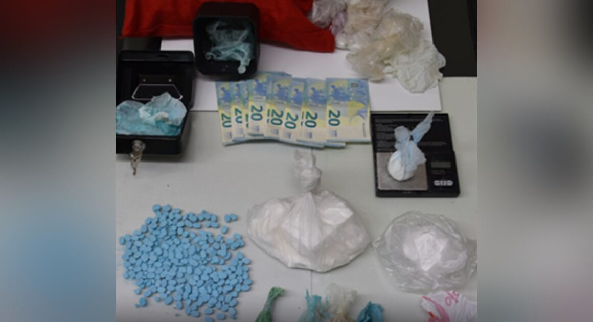 Dupla apanhada com quase 2. 000 doses de cocaína e 100 gramas de mdma em guimarães