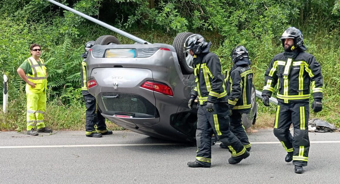 Jovem ferida em despiste contra poste seguido de capotamento em braga