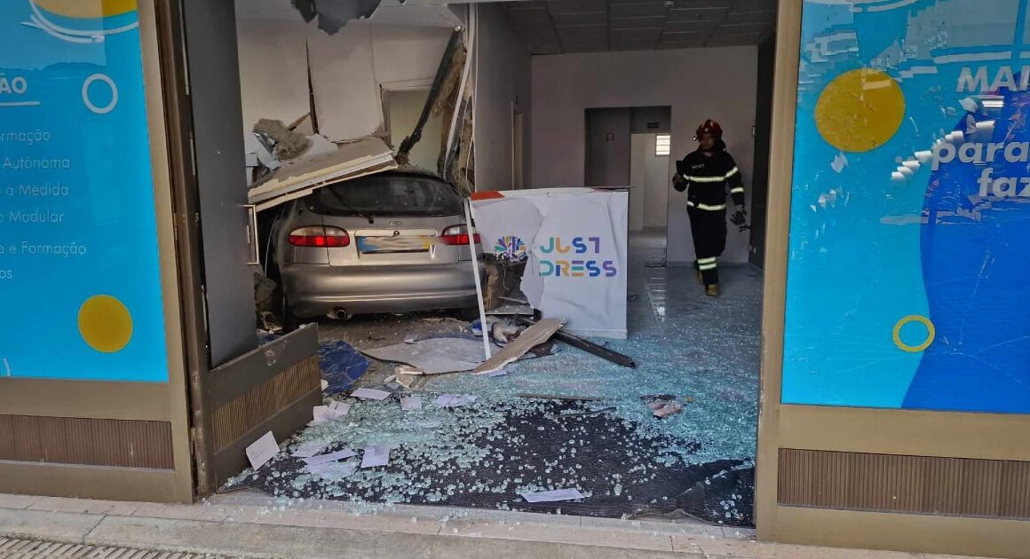 Entra em despiste e só pára dentro de loja no centro de fafe