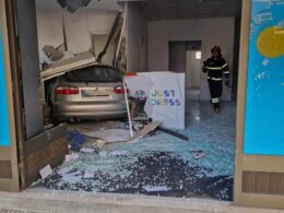 Entra em despiste e só pára dentro de loja no centro de fafe