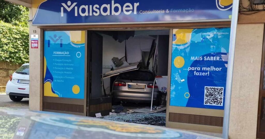 Entra em despiste e só pára dentro de loja no centro de fafe 7 Entra em despiste e só pára dentro de loja no centro de fafe