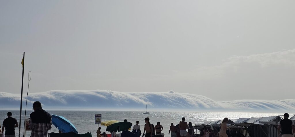 Banhistas da póvoa de varzim surpreendidos por nuvem que parece onda gigante 9 Banhistas da póvoa de varzim surpreendidos por nuvem que parece onda gigante