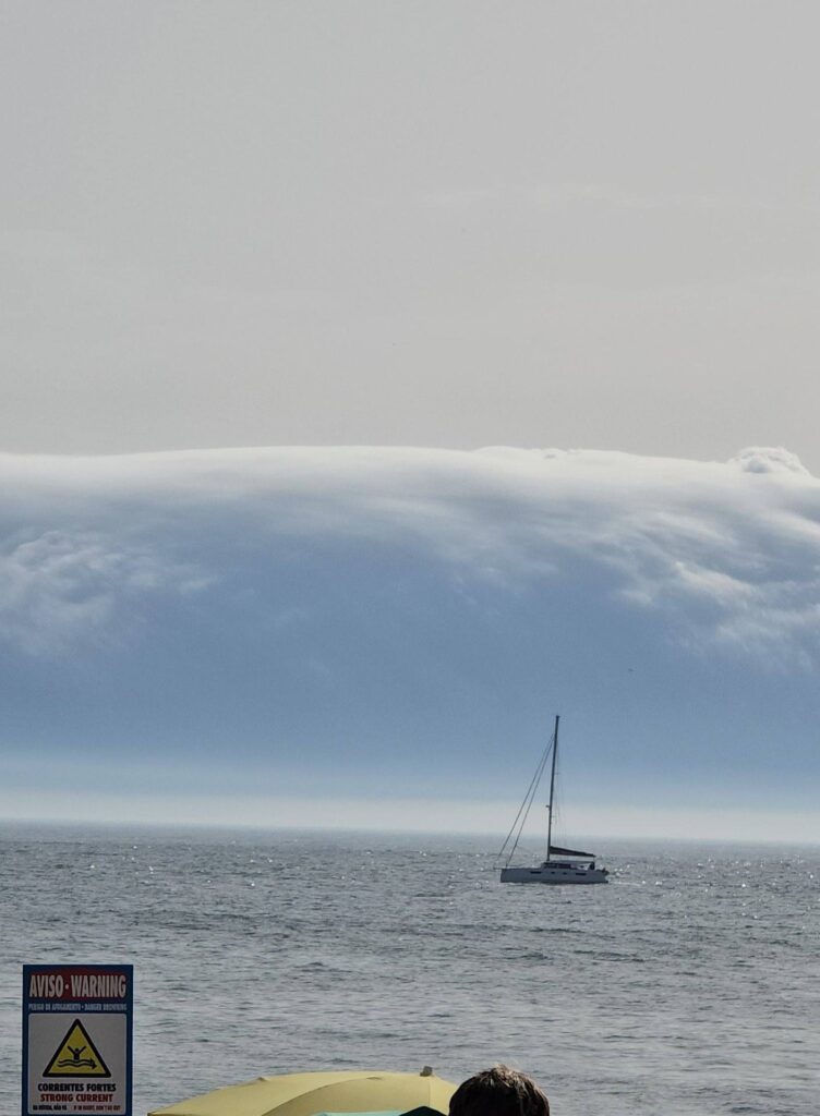 Banhistas da póvoa de varzim surpreendidos por nuvem que parece onda gigante 10 Banhistas da póvoa de varzim surpreendidos por nuvem que parece onda gigante