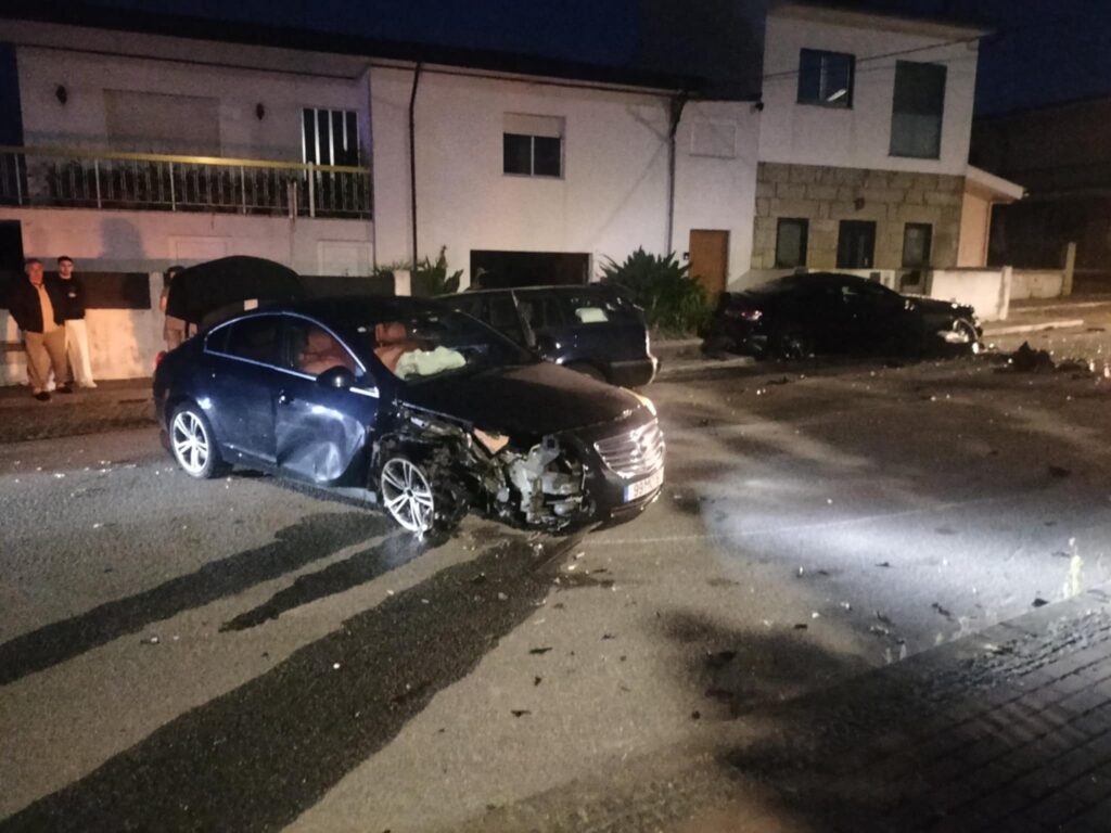 Violenta colisão entre três carros em barcelos 8 Violenta colisão entre três carros em barcelos