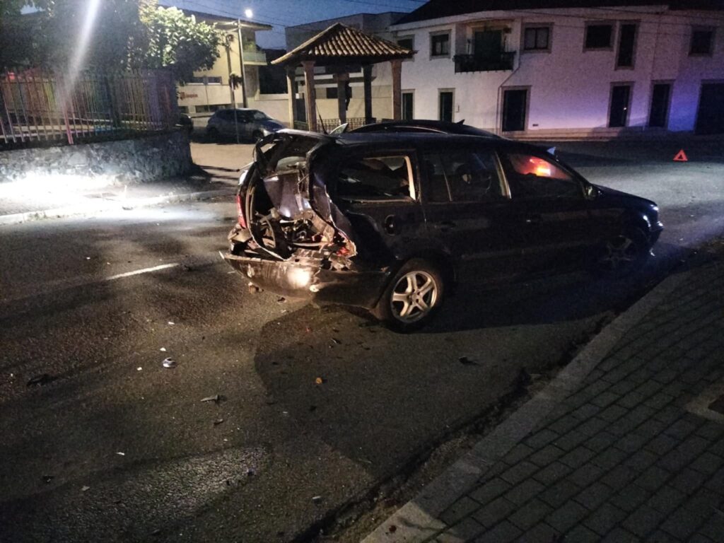 Violenta colisão entre três carros em barcelos 7 Violenta colisão entre três carros em barcelos