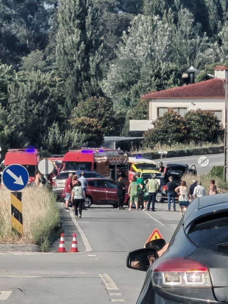 Colisão provoca três feridos e condiciona estrada barcelos-póvoa de varzim 6 Colisão provoca três feridos e condiciona estrada barcelos-póvoa de varzim