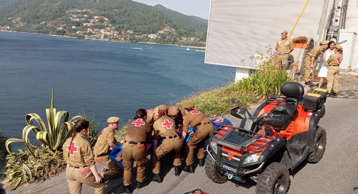 Simulacro da cruz vermelha com choque entre moto 4 e bicicleta no gerês