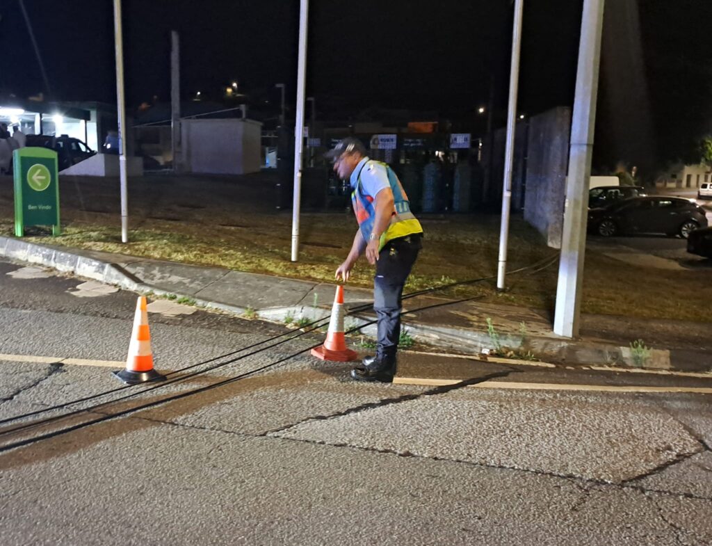 Viana: carro destravado em posto de combustível derruba poste 6 Viana: carro destravado em posto de combustível derruba poste