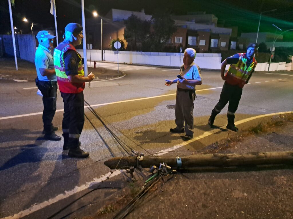 Viana: carro destravado em posto de combustível derruba poste 7 Viana: carro destravado em posto de combustível derruba poste