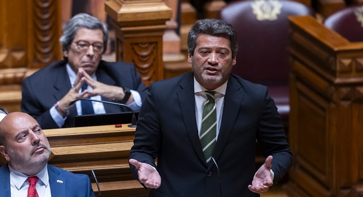 Chega acusa ps e psd de destruir a democracia