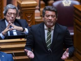 Chega acusa ps e psd de destruir a democracia