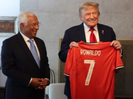 Costa entrega camisola de ronaldo autografada a trump