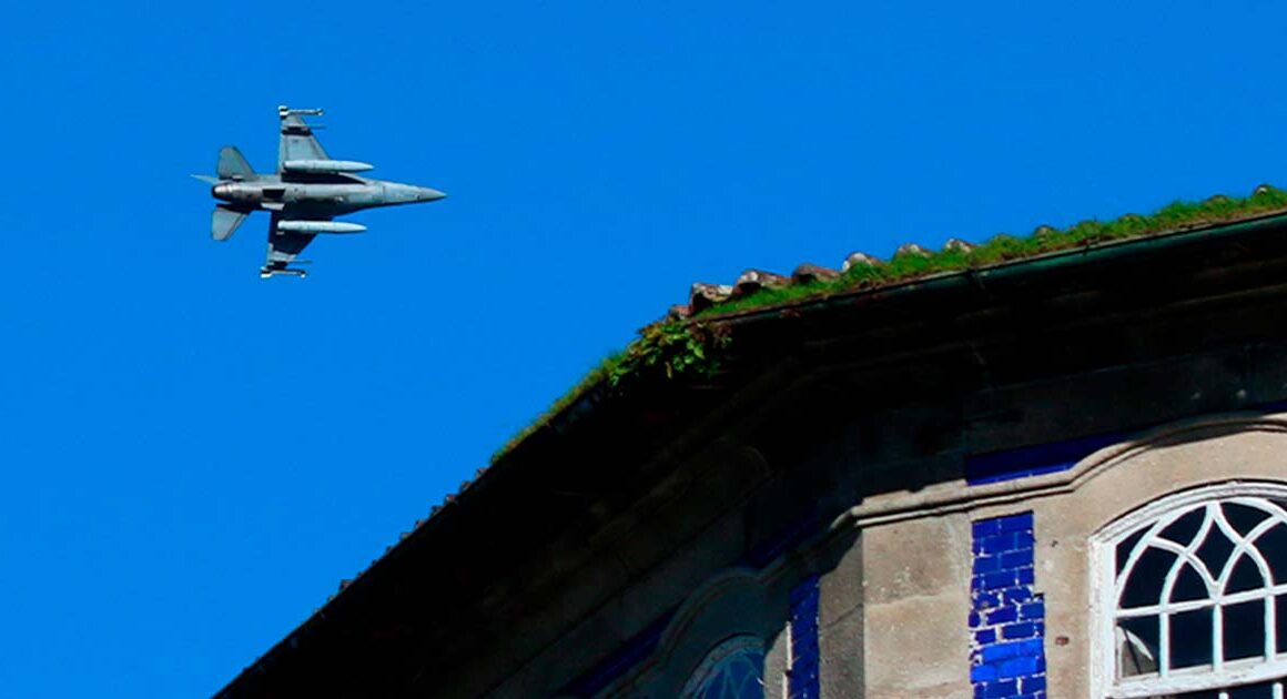Caças da f-16 da força aérea escoltam avião sob ameaça de bomba a bordo