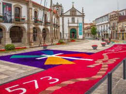 Tapetes floridos do corpo de deus deslumbram em caminha