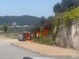 Homem ia a passar e salva condutor dentro de carro a arder em viana do castelo