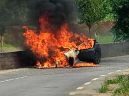 Carro destruído pelas chamas em braga