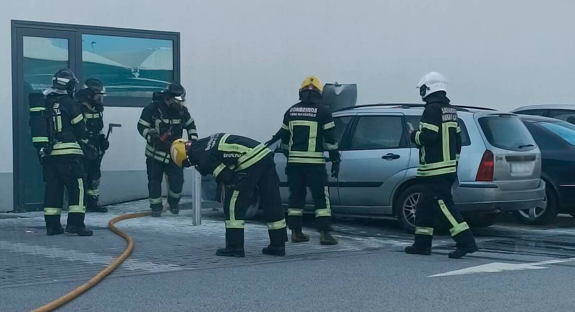 Carro arde em frente ao lidl em viana do castelo