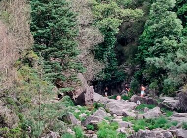 Só corre um fio de água. Cascata do arado desilude quem procura mergulhos no gerês