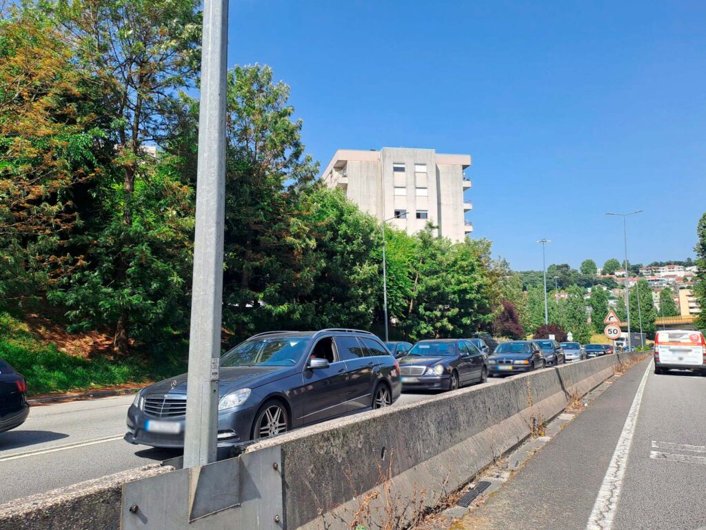 Choque em cadeia congestiona trânsito entre o braga parque e a estação 6 Choque em cadeia congestiona trânsito entre o braga parque e a estação