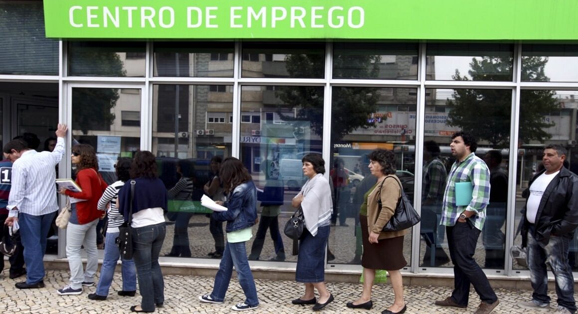 Número de desempregados inscritos nos centros de emprego cai 3% em maio
