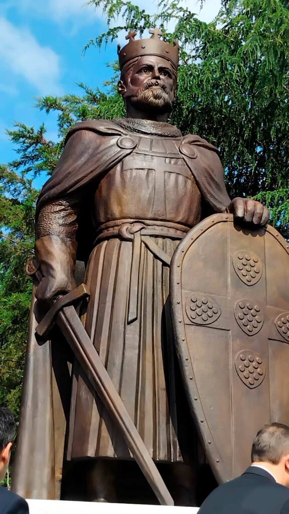 Eis a nova estátua de d. Afonso henriques em ponte de lima 6 Eis a nova estátua de d. Afonso henriques em ponte de lima