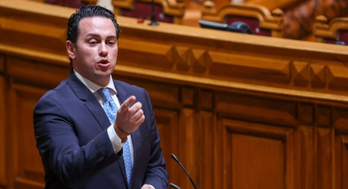 À segunda foi de vez. Filipe melo eleito vice-secretário da assembleia da república