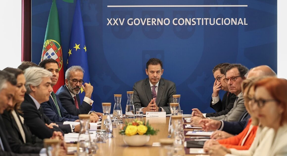 Governo entrega programa na assembleia da república