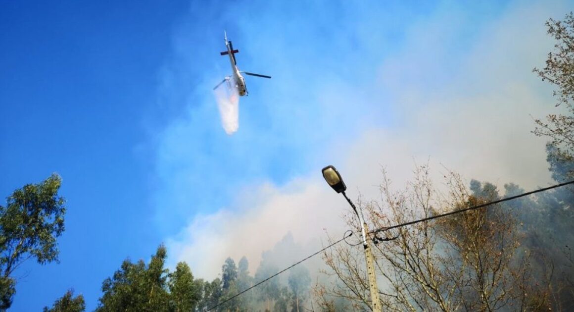 Dois meios aéreos no combate a incêndio em vieira do minho