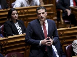 Hugo soares reeleito líder parlamentar do psd 