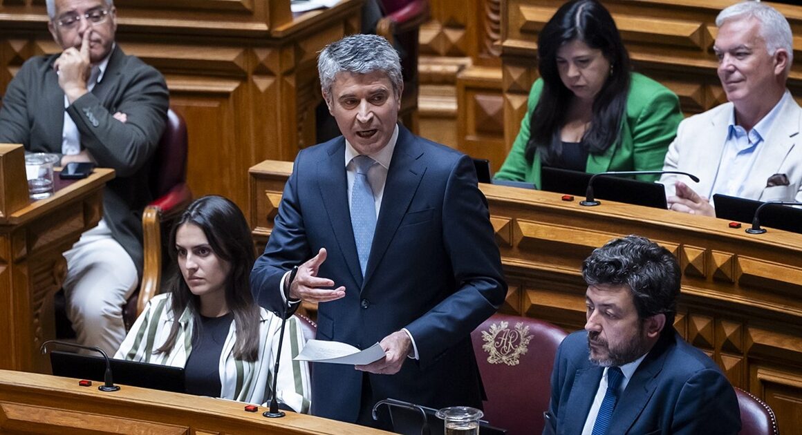 José luís carneiro desafia montenegro a "despartidarizar" administração pública