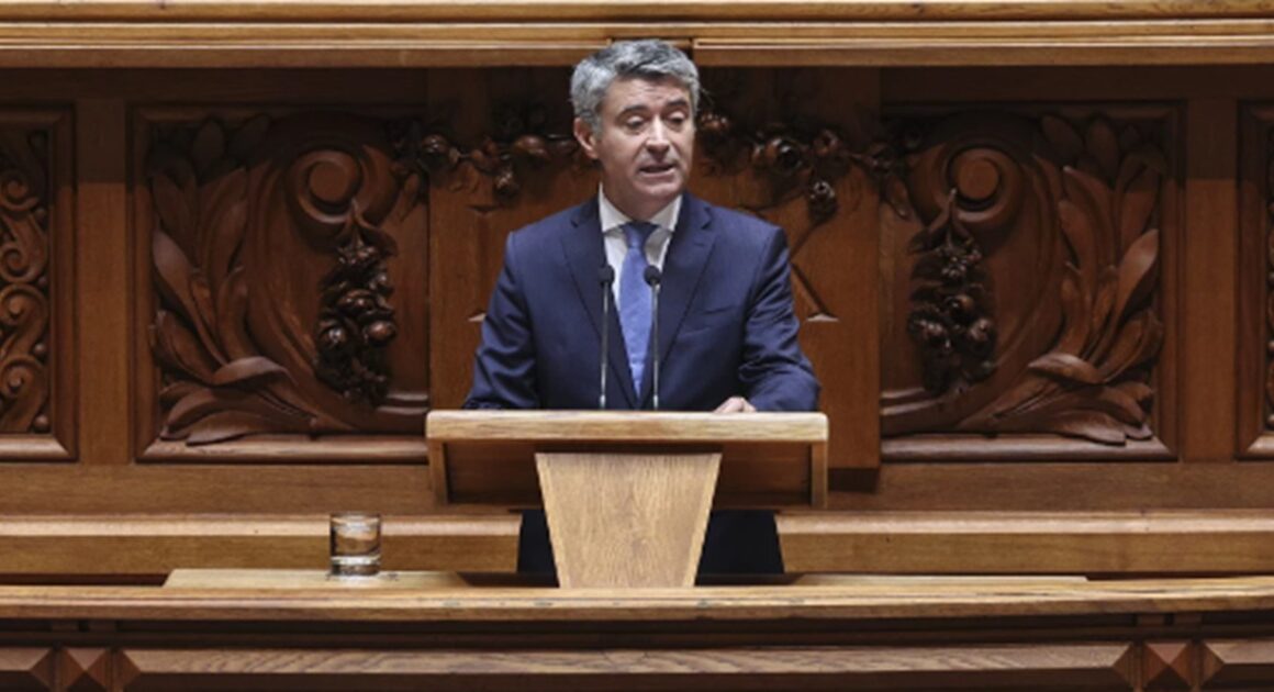 Carneiro questiona cenário macro e avisa que ps se opõe a cortes nos direitos e no estado social