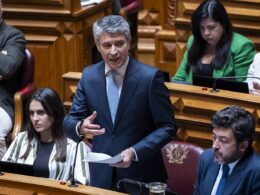José luís carneiro desafia montenegro a "despartidarizar" administração pública