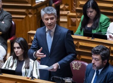 José luís carneiro desafia montenegro a "despartidarizar" administração pública