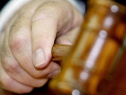 Demitido juiz que trabalhava para imobiliária de braga e tentou depositar 100 mil milhões de dólares