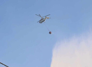Dezenas de bombeiros e kamov combatem incêndio em guimarães