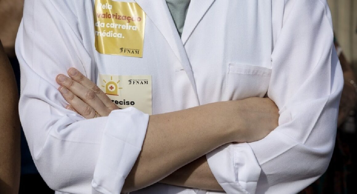 Deviam ter sido abertas cerca de mil vagas para médicos de família
