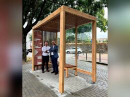 Empresa de braga inova e cria paragem de autocarro em madeira