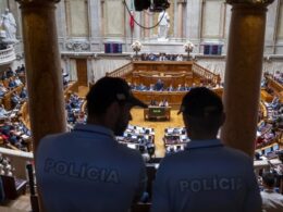 Parlamento aprovou distribuição de lugares no hemiciclo com protestos do livre e troca de acusações