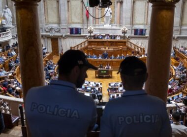 Parlamento aprovou distribuição de lugares no hemiciclo com protestos do livre e troca de acusações