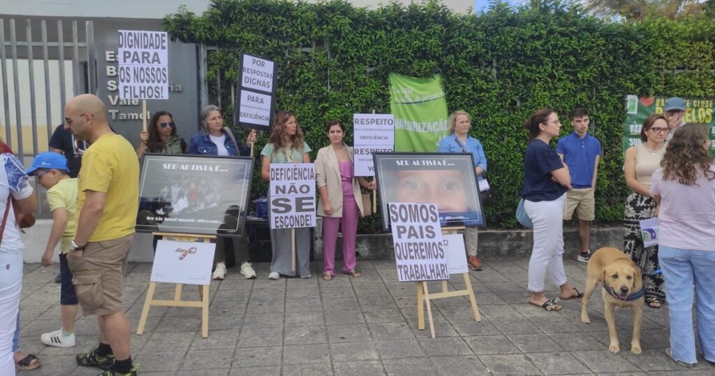 Escola de barcelos não renova matrícula de alunos autistas. Pais em protesto 6 Escola de barcelos não renova matrícula de alunos autistas. Pais em protesto