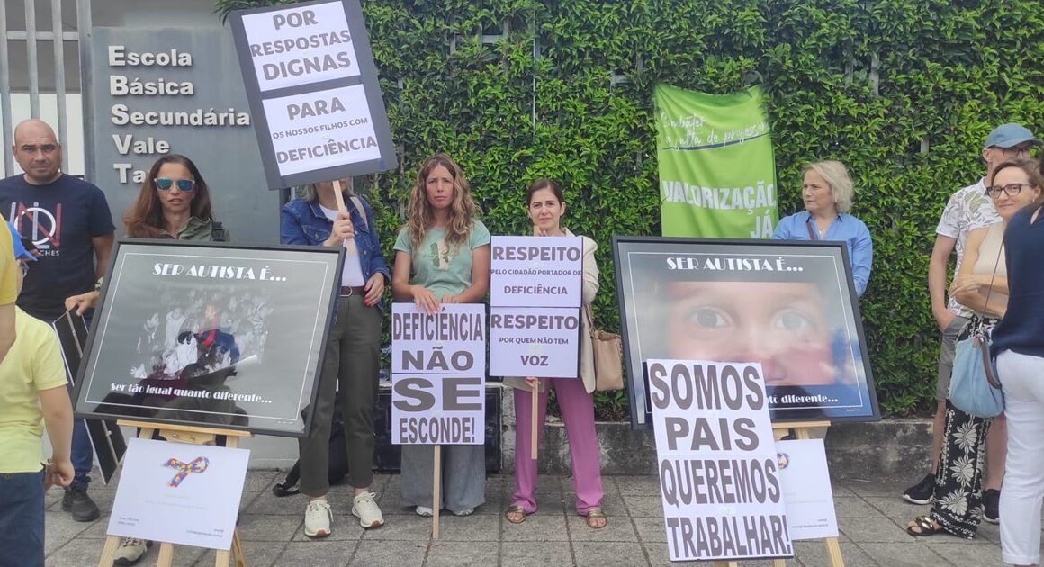 Escola de barcelos não renova matrícula de alunos autistas. Pais em protesto