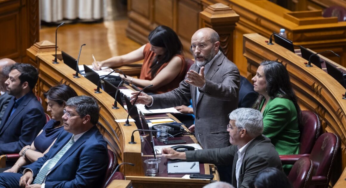 Livre acusa executivo de arrogância e diz que os “consensos buscam-se não se impõem”