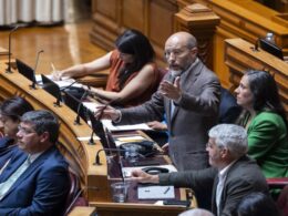 Livre acusa executivo de arrogância e diz que os “consensos buscam-se não se impõem”