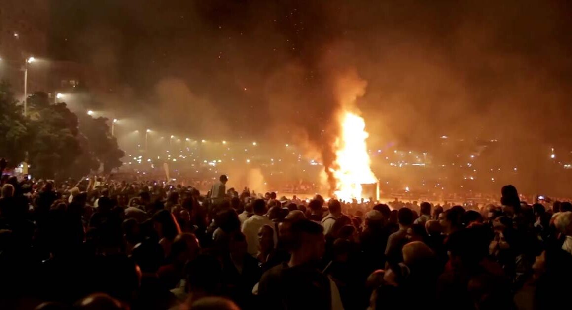 Na galiza, o s. João celebra-se com centenas de fogueiras nas praias
