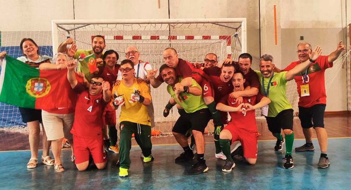 Seleção nacional de futsal para atletas com síndrome de down sagra-se bicampeã europeia