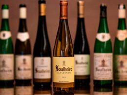 É de melgaço e foi premiado no maior concurso de vinhos do mundo