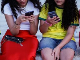 Governo quer proibir telemóveis nas escolas até ao 6. º ano