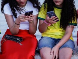 Proibição de telemóveis até ao 6. º ano é para alunos do público e privado