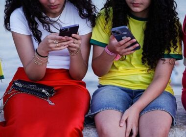 Proibição de telemóveis até ao 6. º ano é para alunos do público e privado